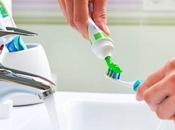 Descarga blanca encías después cepillado