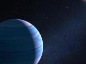 Descubren exoplaneta orbitando estrellas mediante lente gravitacional.