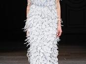 tendencia: plumas realzan vestidos novia