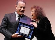 Hanks recibe premio manos Claudia Cardinale