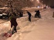 Niños detienen para ayudar hombre sillas rueda nieve