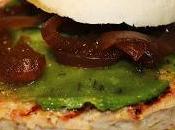Hamburguesa atun pesto verde cebolla caramelizada vinagre Jerez