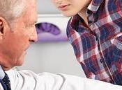 Médico examinando paciente