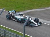 Mercedes estrena Silvertone Hamilton rueda pista