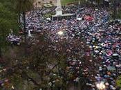 mujer celebración, recuerda conmemora evento sangriento.