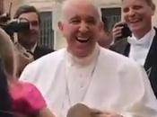 niña años roba prenda sagrada papa Francisco (VIDEO)
