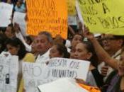 Potosinos toman Congreso Estado; Diputados huyen