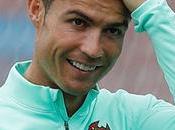 ¿Músculos, homosexualismo racismo? Ronaldo publica bizarra imagen Instagram