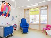 Tres artistas vida paredes hospital niños coloridas ilustraciones