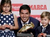 Luis Suarez recibe Bota mano pequeños hijos