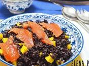 Ensalada arroz negro salmón marinado vinagreta mango