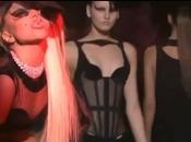 Excentricidades diva: Lady Gaga fuma pitillo pasarela Thierry Mugler. Mira vídeo