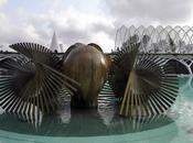 Inmensas esculturas artista Manolo Valdés emergiendo lago.