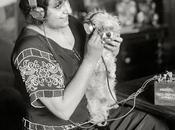 Fotos gustan soprano perro escuchan radio N.Y.