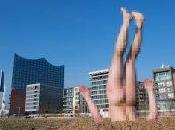 artista conceptual ruso planta’ desnudo boca abajo Alemania causa revuelo