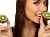 Dientes encías. Comer kiwis bueno para salud bucal (periodontitis)