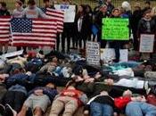 Estudiantes acuestan frente Casa Blanca reclamo control armas.