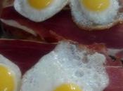 Tostas huevos cordoniz jamón