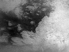 Detectan lluvia metano sobre desiertos Titán