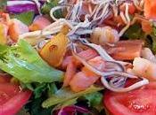 Ensalada tibia salmón gulas gambas