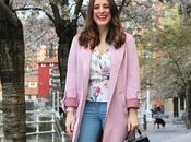 Outfit primavera abrigo rosa blusa flores