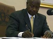presidente Uganda Yoweri Museven desea prohibir sexo oral boca solo para comer”
