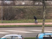 ciclista lucha contra fuertes vientos entretenido paseo