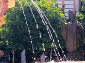 Papa Juan Pablo bendiciendo agua.