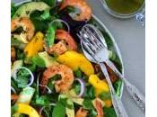 Ensalada aguacate, mango langostinos