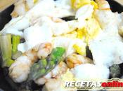Cazuelita gambones, ajos tiernos espárragos huevos rotos