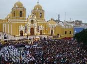 Trujillo perú: miles fieles participaron tradicional crucis arquidiocesano