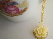 Collar flor sakura marfil