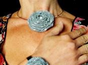 Collar pulsera gris plata.