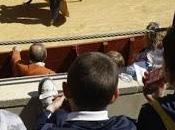 Unos niños, presenciando corrida toros.