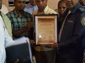 Grupos sociales premian labor coronel Cristobal Segura (Cuquito).