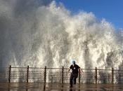 Grandes olas Paseo Nuevo Sebastián.