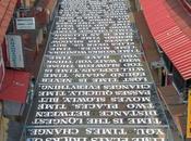 “Theory Time” obra street utiliza para proyectar mensajes