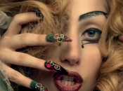 Gaga enseña uñas