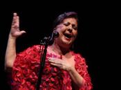 Poesía flamenco abrazan elegancia Carmen Linares