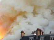 Incendio arropa emblemática catedral Notre Dame, París, Francia.