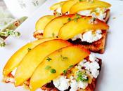 Tostadas feta, nectarinas, tomillo miel