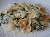 Pasta carne, espinacas salsa queso