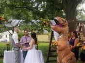 dama honor presenta boda hermana disfrazada T-Rex