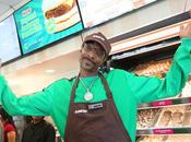 EE.UU.: Snoop Dogg sirve famosa salchicha vegana "beyond sausage" Dunkin'