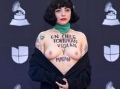 ¿qué significa chile torturan, violan matan" mensaje laferte alfombra roja latin grammy?