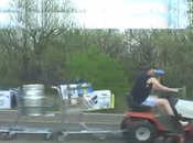 Yankilandia: cortacésped tirando carritos cargados cerveza