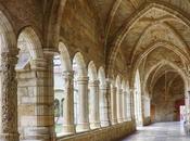 Bajo arcos claustro Catedral Santander oraron tripulantes nave Bonifaz antes batalla Sevilla Guadalquivir