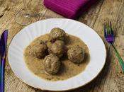 Albóndigas rellenas huevo codorniz salsa almendras