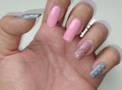 Diseño uñas sencillo elegante rosa gris puntos/lunares
