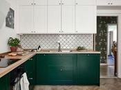 Moderna cocina nórdica verde blanca